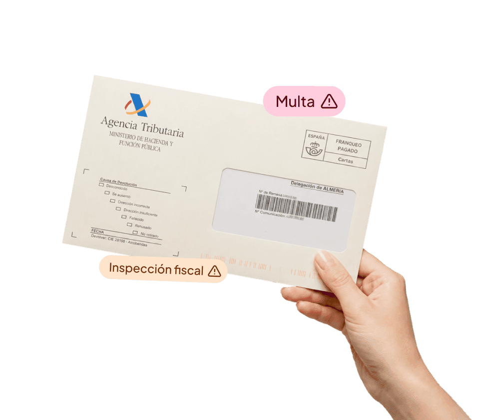 Ilustración Finbooks: mano sosteniendo una carta de la Agencia Tributaria con las etiquetas de advertencia Multa e Inspección fiscal
