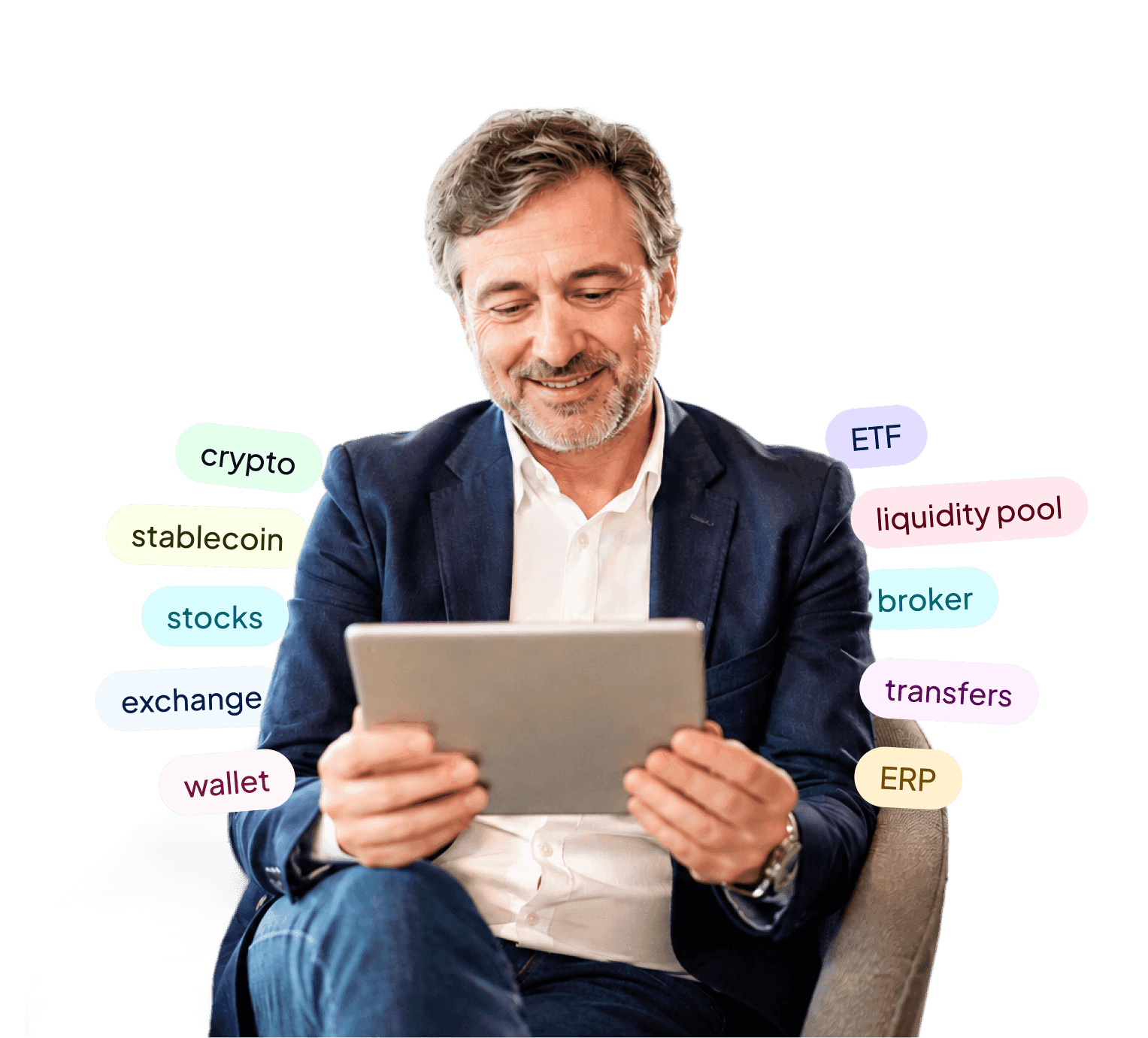 Uomo seduto con un tablet in mano, circondato da etichette con termini finanziari come crypto, stablecoin, stocks, exchange, wallet, ETF, liquidity pool, broker, transfers, ERP.